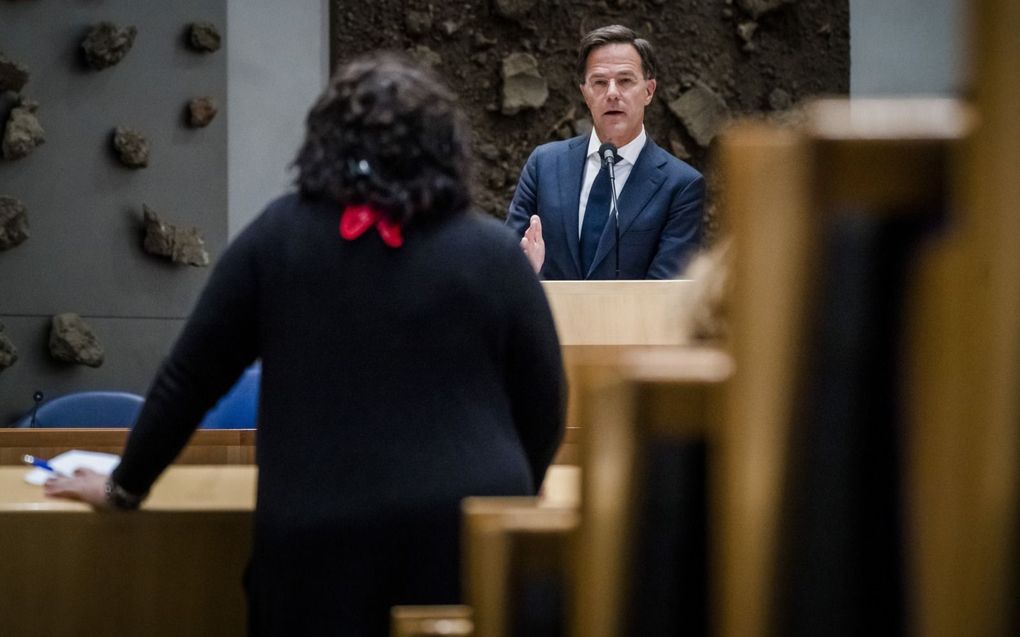 Caroline van der Plas (l.) van de BoerBurgerBeweging en premier Mark Rutte donderdagavond tijdens het debat over de boerenprotesten tegen de stikstofplannen. beeld ANP, Bart Maat