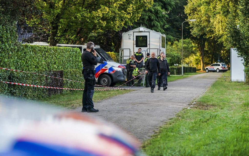 Politie bij het huis van stikstofminister Christianne van der Wal in Hierden (Harderwijk). beeld ANP, JEROEN JUMELET