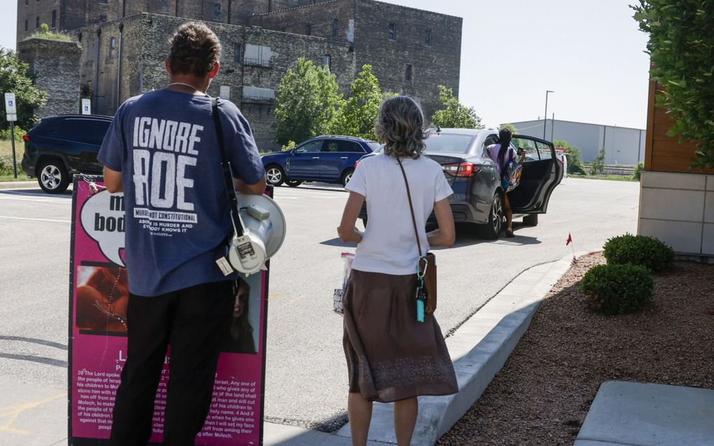 Anti-abortusdemonstranten aan het werk bij een kliniek van Planned Parenthood in Milwaukee, Wisconsin. Wisconsin kent een anti-abortuswet uit 1849, die nooit is herroepen. beeld EPA, Tannen Maury