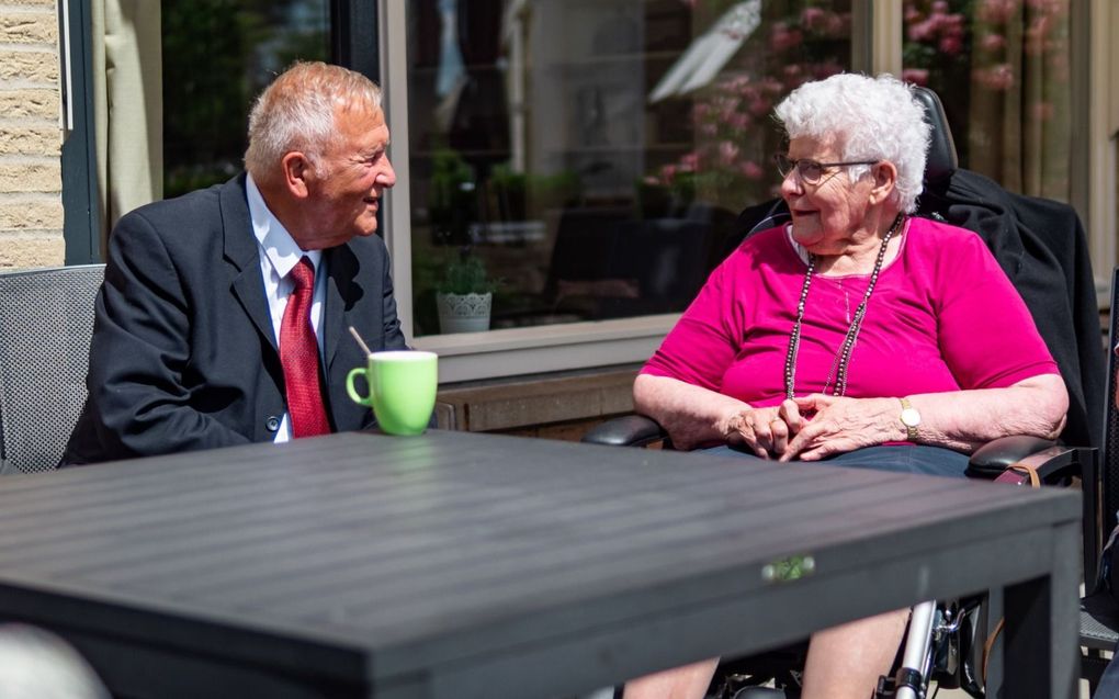 Ds. C. Molenaar maakt een praatje met een bewoner van Norschoten. beeld Christian Hakkert