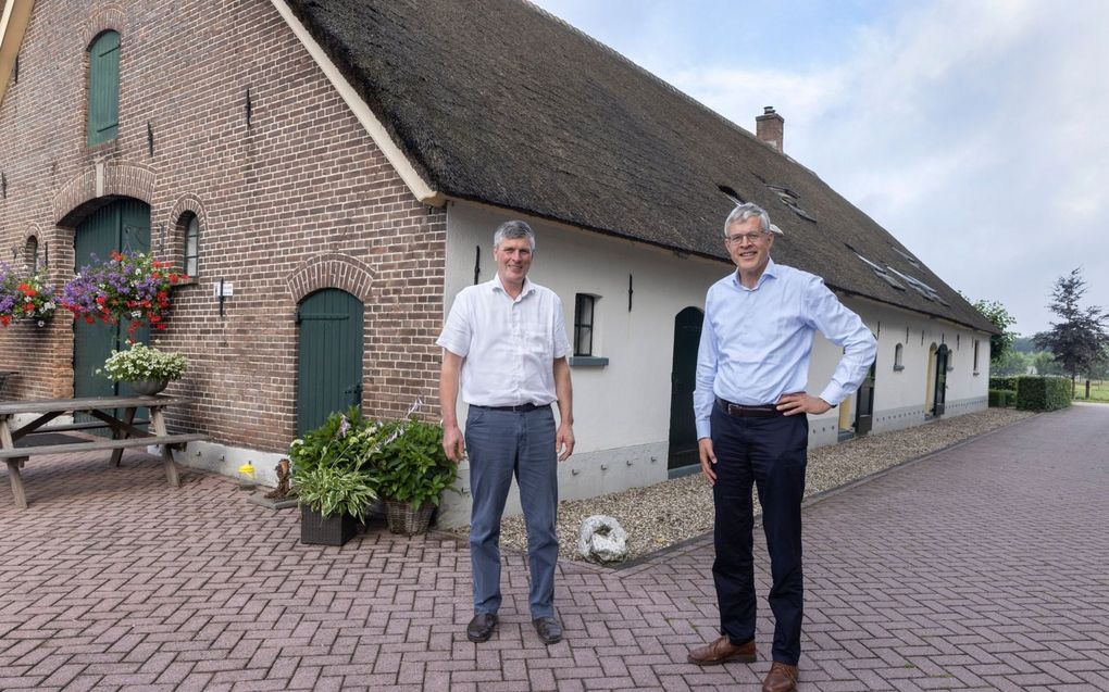 Veehouder Henk van der Wind (l.) en topambtenaar Harry Paul. beeld Erik Kottier