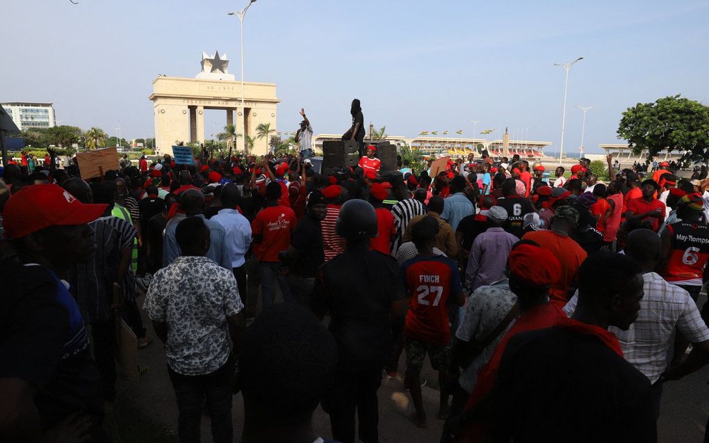 Demonstranten verzamelen zich op het Black Star Square tijdens een demonstratie over de stijgende kosten van levensonderhoud in Accra, Ghana. beeld AFP, Nipah Dennis