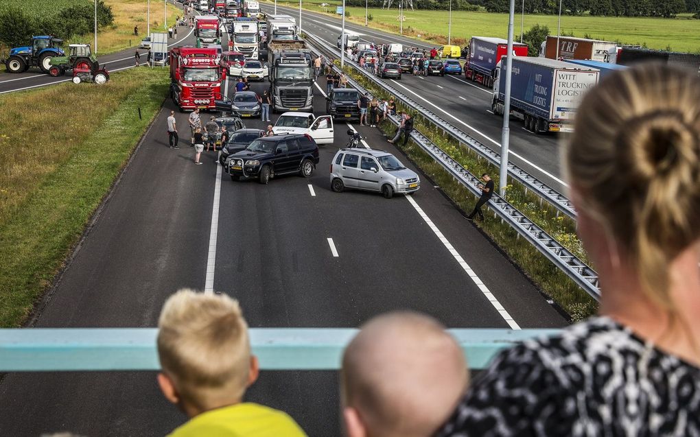 Boeren en burgers blokkeren snelweg A37 bij Emmen tijdens een protestactie. Boeren voeren actie tegen de stikstofplannen van het kabinet. beeld ANP, Vincent Jannink