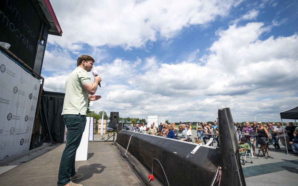 Tweede Kamerlid Gideon van Meijeren houdt een toespraak tijdens het Boeren Forum. Tijdens dit landbouwcongres sprak Forum voor Democratie met agrariers over het stikstofprobleem en de toekomst van de sector. beeld ANP, Jeroen Jumelet