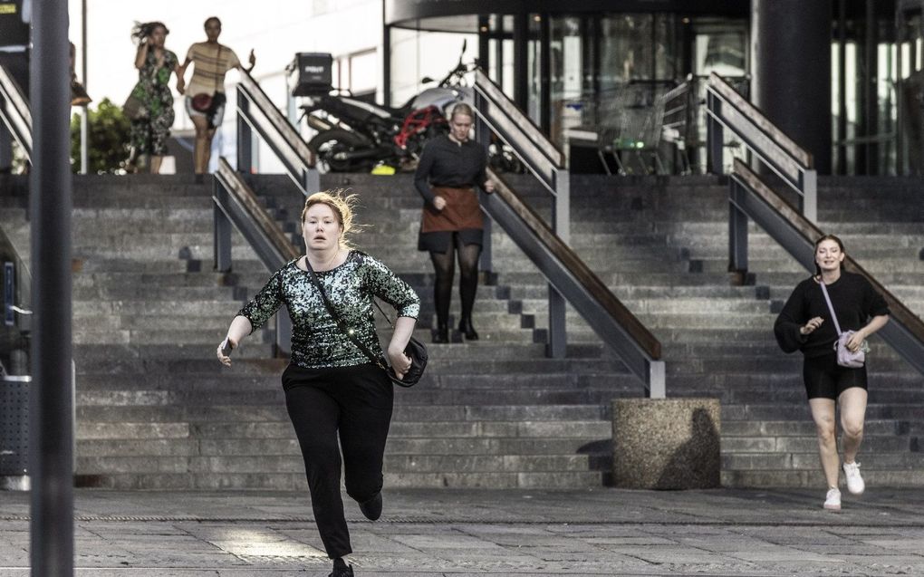 Mensen rennen weg van het winkelcentrum waar een schietpartij gaande is. beeld EPA, Olafur Steinar Rye Gestsson