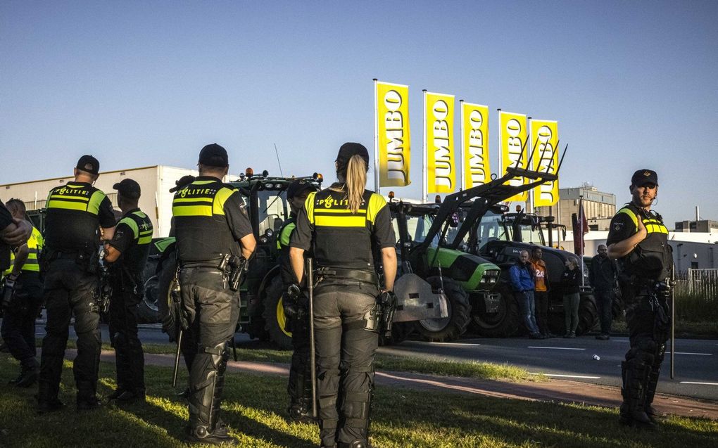 Boeren blokkeren maandagochtend het distributiecentrum van Jumbo. beeld ANP, Rob Engelaar