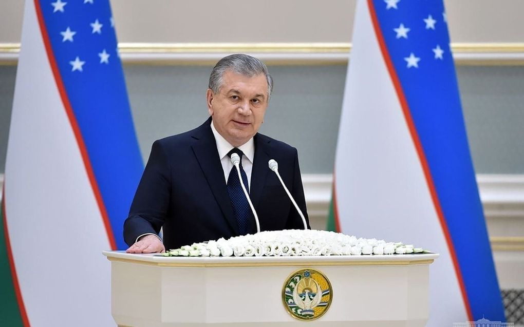 De Oezbeekse president Sjavkat Mirzijojev spreekt het parlement in Tasjkent toe. beeld Kun.uz