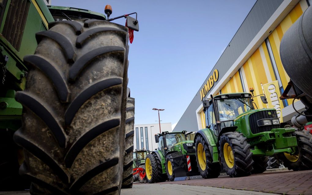 Bij meerdere distributiecentra in het land hielden boeren maandag een protestactie. beeld ANP, Robin van Lonkhuijsen