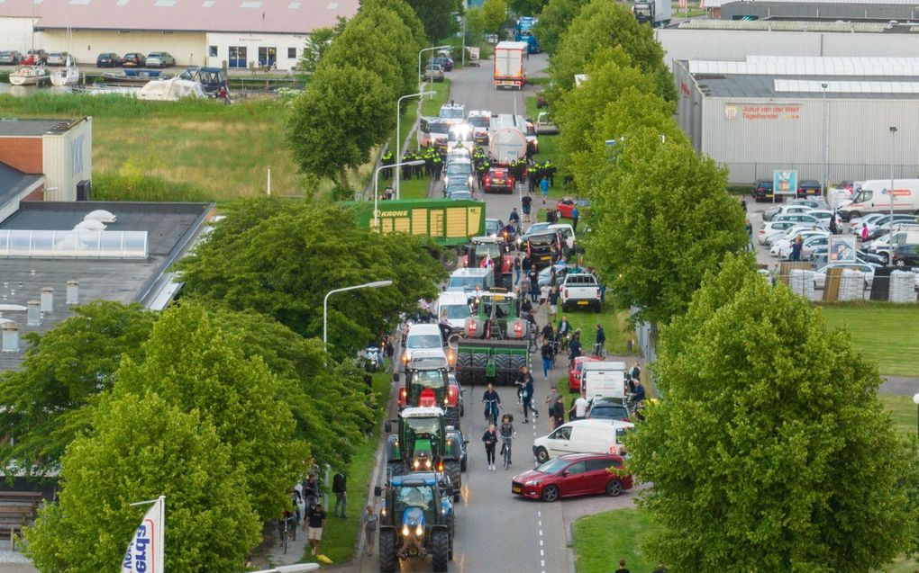 De Mobiele Eenheid is ingezet bij een blokkade van een distributiecentrum in Sneek. beeld ANP, JARING RISPENS