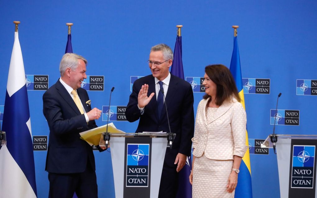 NAVO-secretaris-generaal Jens Stoltenberg (m.), de Finse minister van Buitenlandse Zaken Pekka Haavisto (l.) en de Zweedse minister van Buitenlandse Zaken Ann Linde konden het dinsdag prima vinden tijdens de persconferentie die plaatsvond nadat de twee landen officieel hadden getekend voor de toetreding tot het militaire bondgenootschap. beeld EPA, Stephanie Lecocq