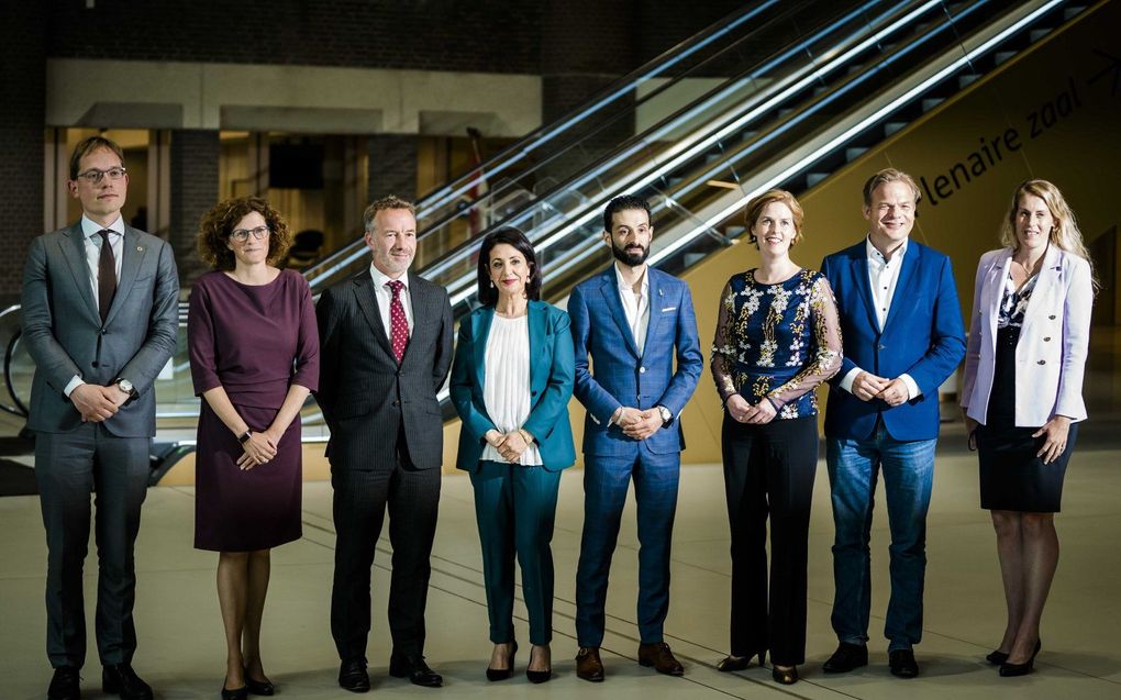 V.l.n.r. Van Houwelingen (FVD), Van Beukering (D66), Van Haga (Groep Van Haga), Arib (PvdA), Ellian (VVD), Palland (CDA), Omtzigt (Groep Omtzigt) en Maeijer (PVV). beeld ANP, Bart Maat