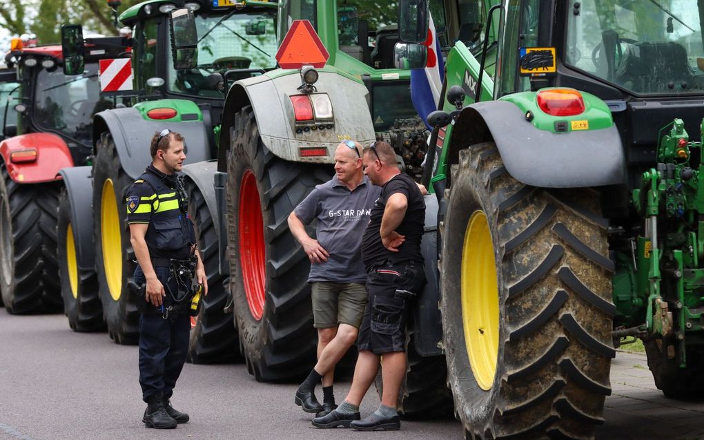 Boeren protesteren woensdag bij het politiebureau in Leeuwarden. beeld ANP, Anton Kappers