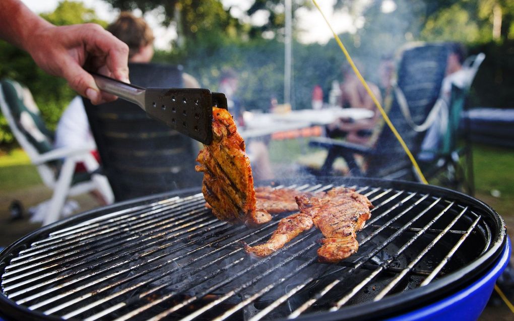 „Spullen staan op een andere plek en de sfeer is ontspannen. Dan is het gemakkelijk om even niet op te letten, zeker met jonge kinderen. Denk aan thee op een gammele campingtafel, een waterkoker op de grond of spiritus op de barbecue. Juist dan zit een ongeluk in een klein hoekje.” beeld ANP, Jerry Lampen