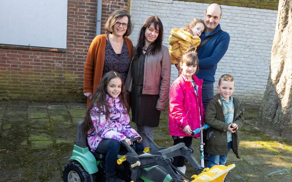 Karin Brandwijk met haar Oekraïense gasten. beeld RD, Anton Dommerholt