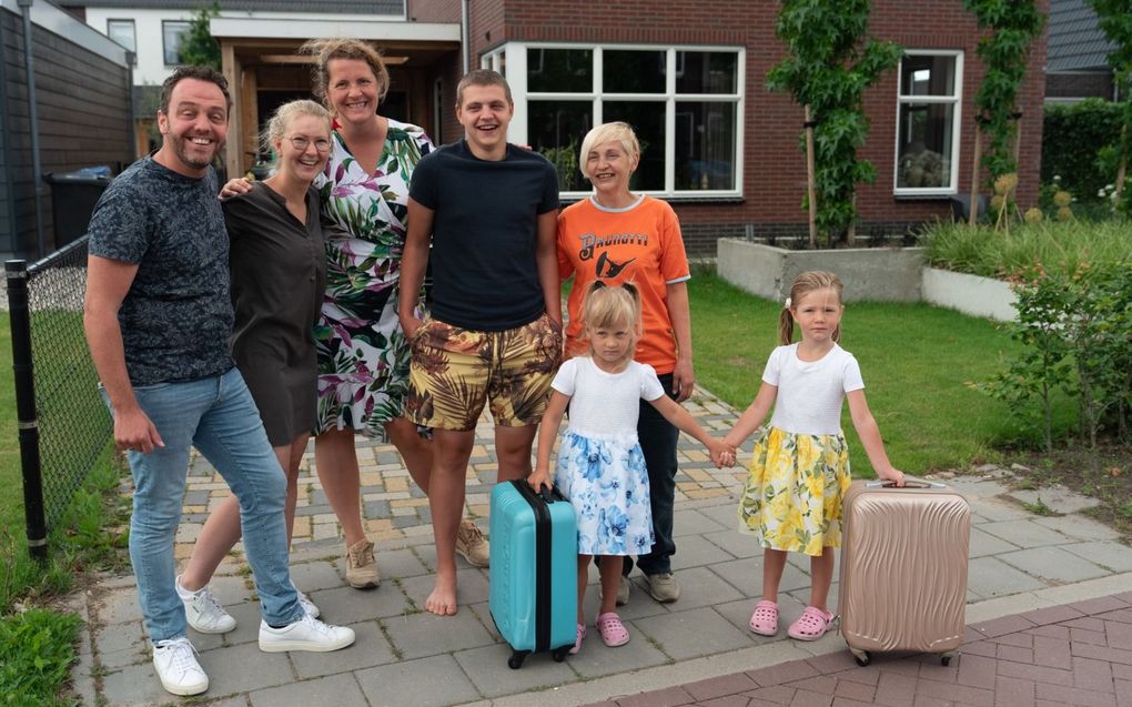 Huibert en Margriet Stam (links) met hun gasten Nastasia en Sasha (rechts). In het midden Alijda Paans, rechts vooraan haar dochtertje, ernaast een van haar Oekraïense gasten. Het gezin Paans ging samen met de vluchtelingen op vakantie. beeld Ruben Woord