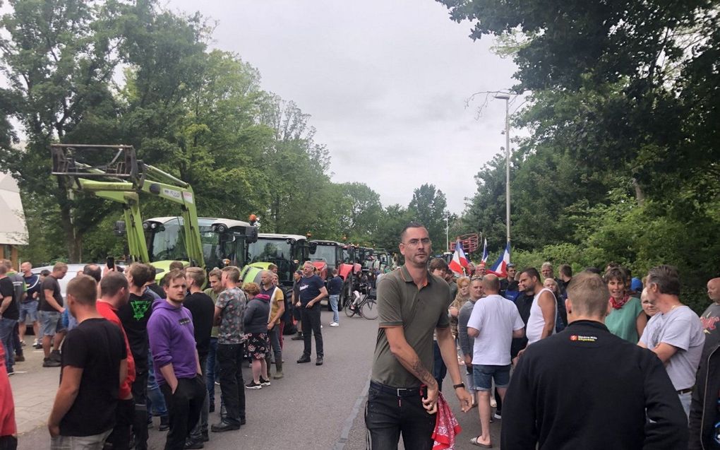 Boeren protesteerden woensdag bij het politiebureau in Leeuwarden tegen de arrestatie van de 16-jarige boerenzoon Jouke. beeld RD