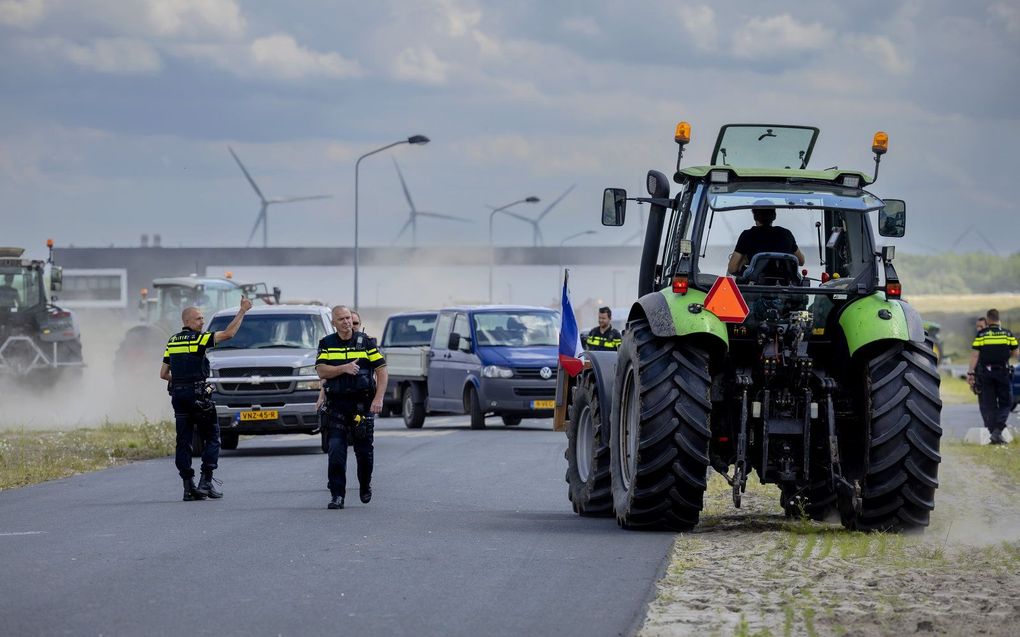 Boeren blokkeren een distributiecentrum van supermarktketen Lidl, eerder deze week. beeld ANP, Robin van Lonkhuijsen