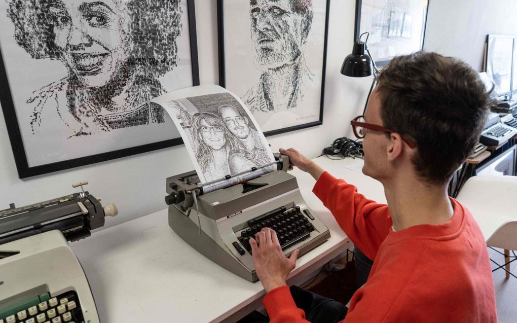 James Cook (25) uit Londen is typemachinekunstenaar. Dag na dag produceert hij kunstwerken op zijn typemachine. beeld AFP, Niklas Halle'n