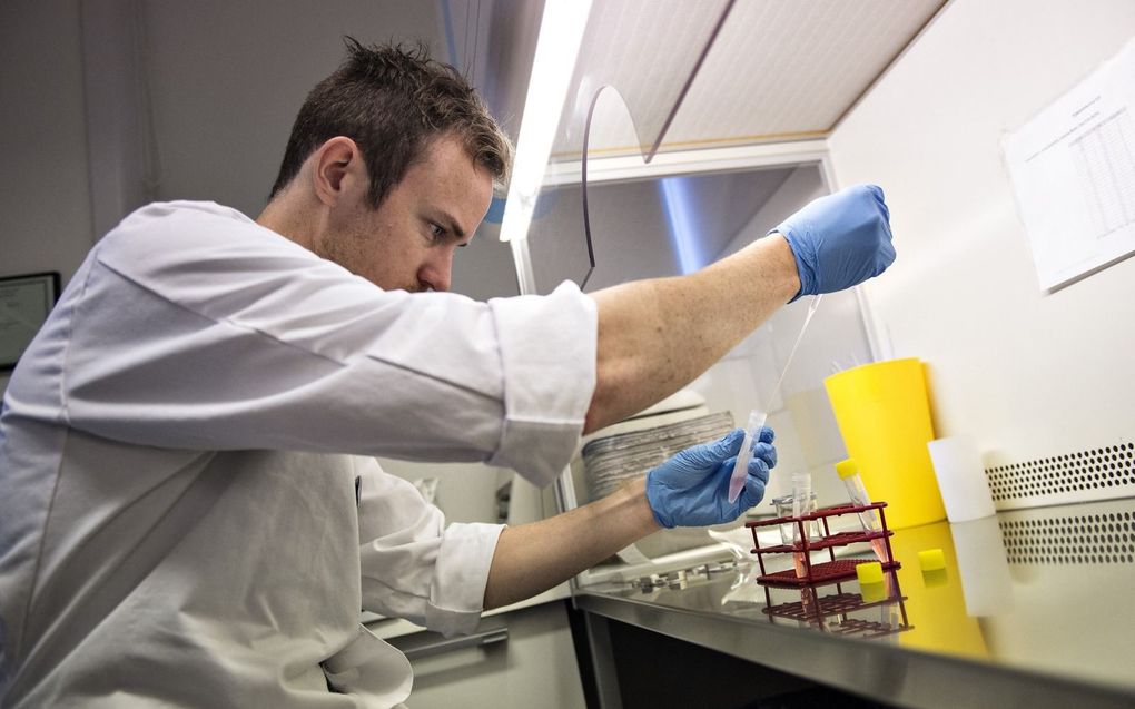 Medewerker van spermabank Cryos.  beeld AFP, Henning Bagger