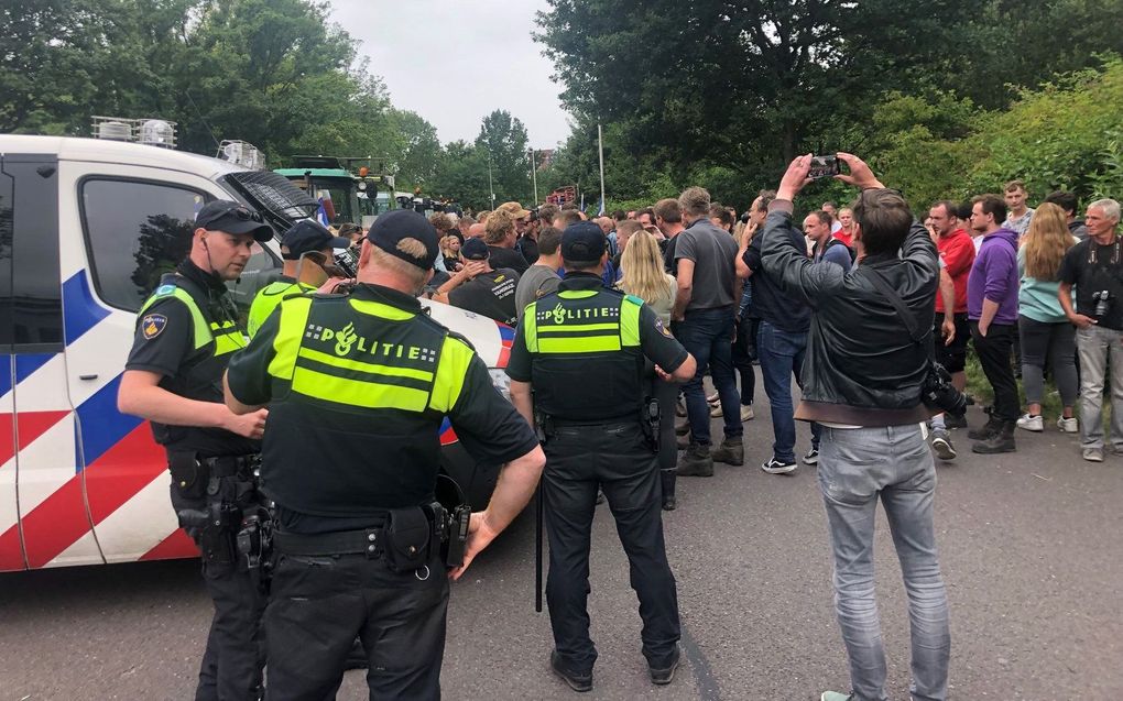 Boeren protesteerden woensdag bij het politiebureau in Leeuwarden tegen de arrestatie van boerenzoon Jouke. Die is beschoten door een agent. beeld RD