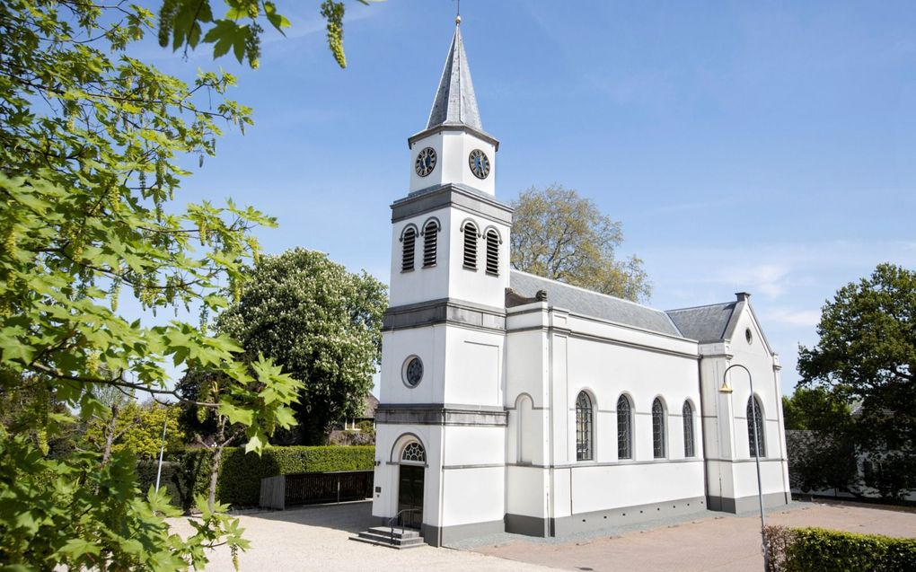 „Een kerkdienst duurt maar een korte stonde, maar gedurende een hele zomerweek warmt het kerkgebouw dagelijks op.” Foto: hervormde kerk in Waardenburg. beeld RD, Anton Dommerholt