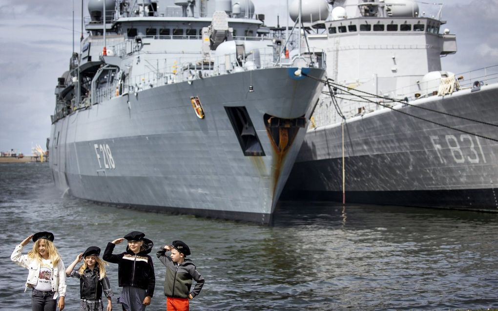 Bezoekers in de Marinehaven op de jaarlijkse Marinedagen. Tijdens deze maritieme dagen kunnen bezoekers kennis maken met de wereld van de Koninklijke Marine. beeld ANP, Koen van Weel