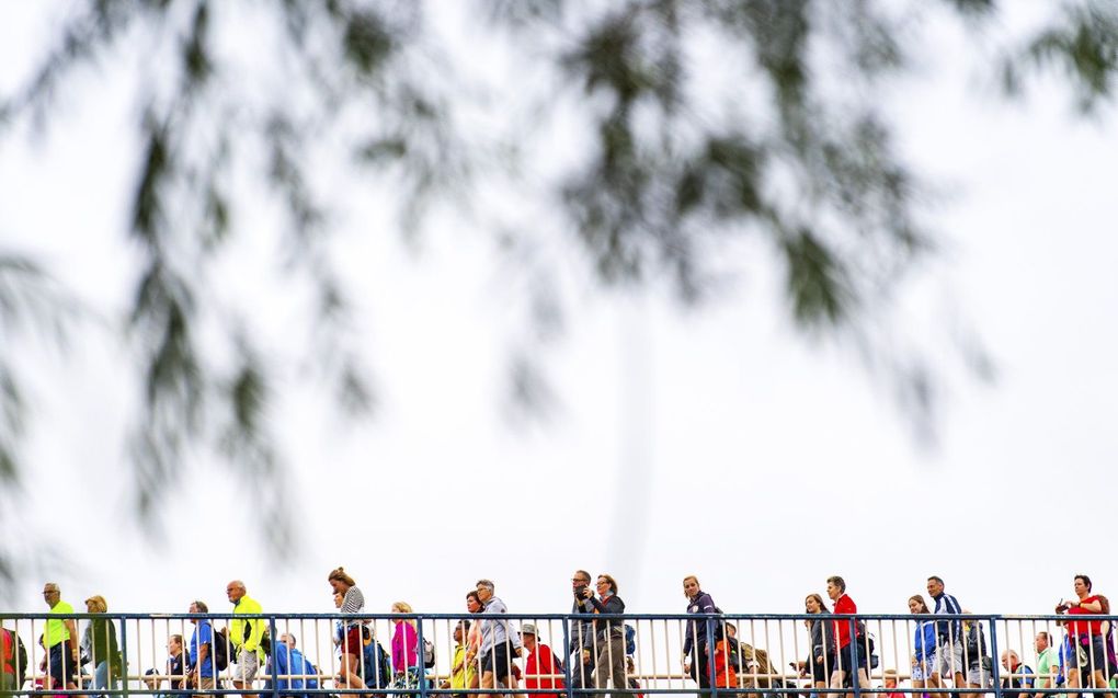 Wandelaars op de Waalbrug tijdens de Vierdaagse in 2019. beeld ANP, PIROSCHKA VAN DE WOUW