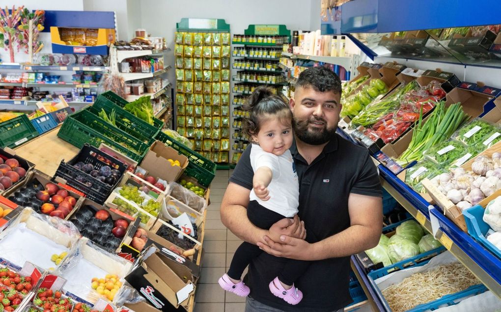 Sefa Car met zijn dochtertje in de Turkse supermarkt Serhad & Van der Zee. beeld RD, Anton Dommerholt