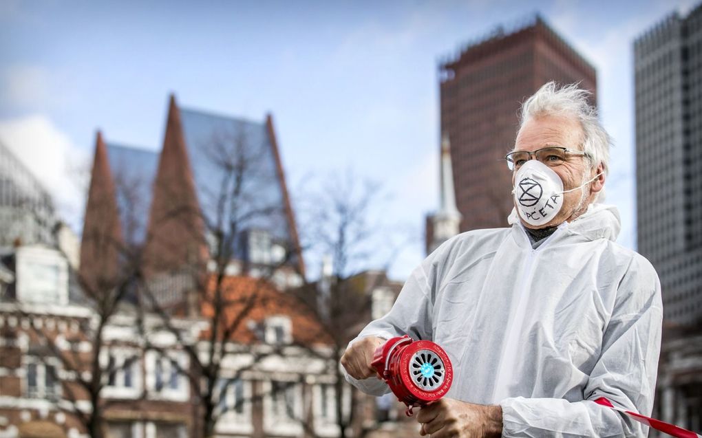 Actievoerder van Extinction Rebellion in 2020 op het Plein in Den Haag. beeld ANP, Koen van Weel