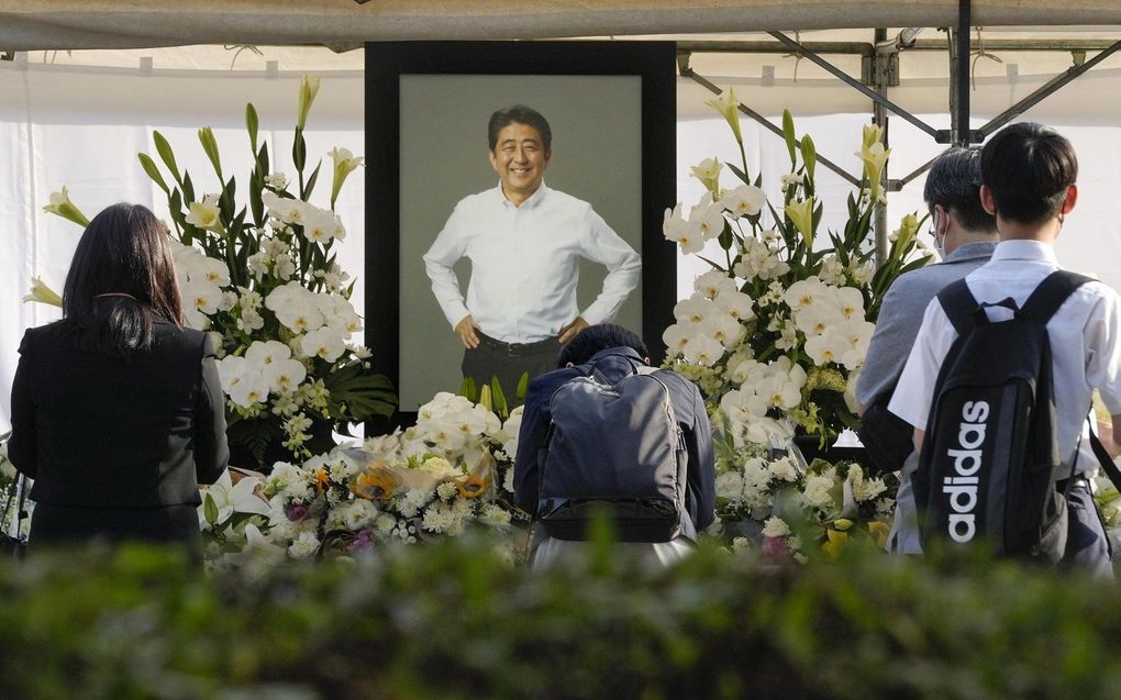 Herdenkingsplek voor oud-premier Abe. beeld EPA, KIMIMASA MAYAMA