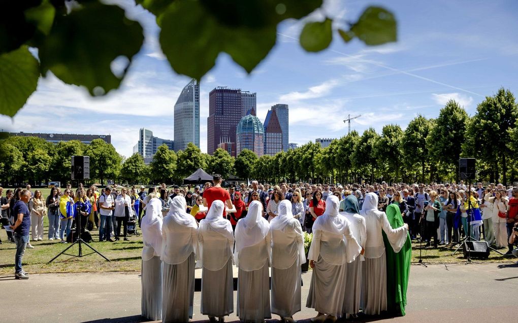 Deelnemers aan de jaarlijkse Srebrenica-herdenking op het Malieveld in Den Haag. beeld ANP, ROBIN VAN LONKHUIJSEN