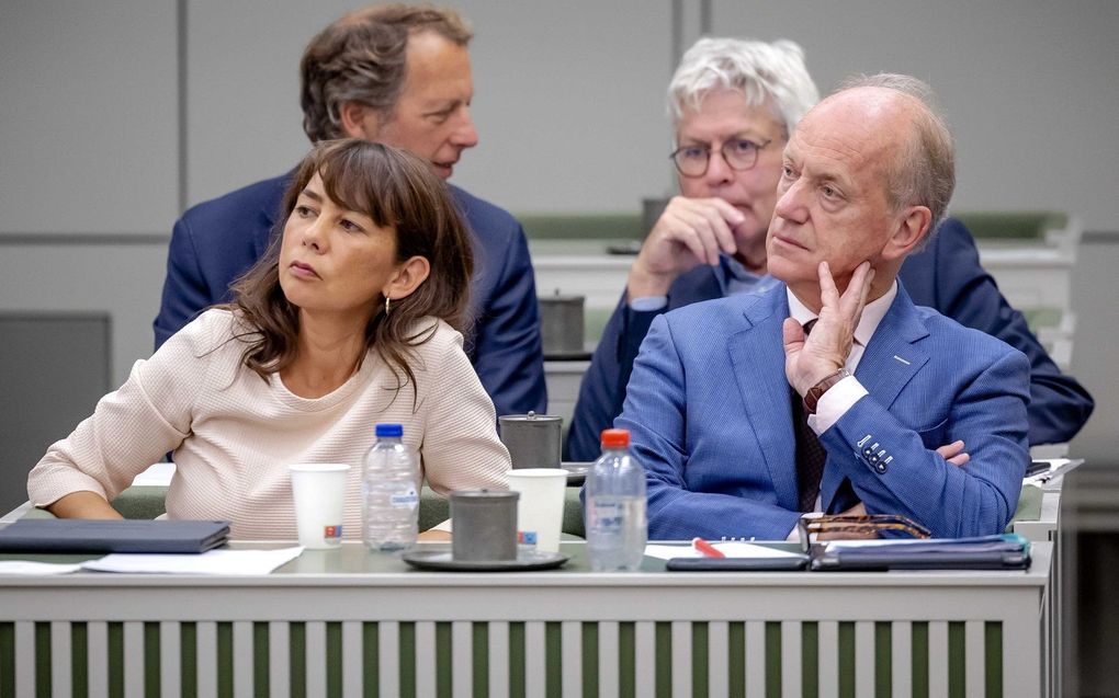 Mei Li Vos en Ruud Koole (PvdA)  in de Eerste Kamer tijdens een tweedaags debat over het omstreden handelsverdrag (Ceta) tussen Europa en Canada. beeld ANP ROBIN VAN LONKHUIJSEN