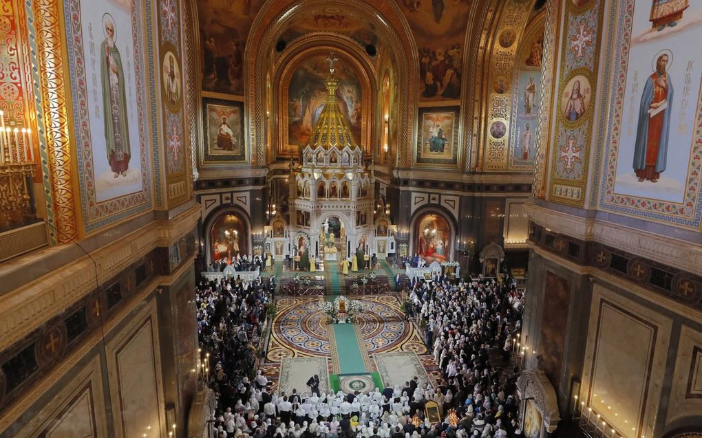 Kerkdienst in de orthodoxe Christus-Verlosser-kathedraal in Moskou. beeld EPA, Yuri Kochetkov