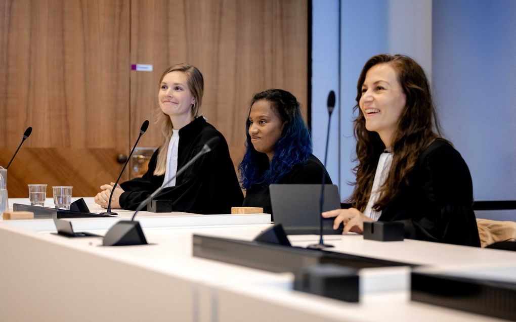 Delani Butink (m.) met advocaten Elles ten Vergert (l.) en Lisa-Marie Komp voorafgaand aan de uitspraak bij het gerechtshof. beeld ANP ROBIN VAN LONKHUIJSEN