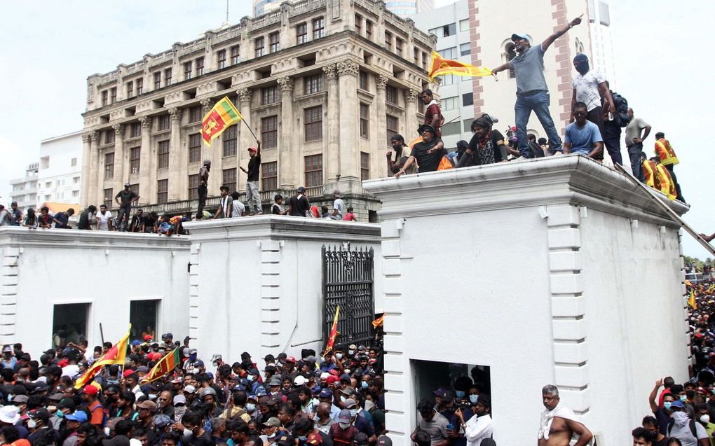 Demonstranten verzamelden zich zaterdag op het terrein van het presidentieel paleis in Colombo om het vertrek te eisen van president Gotabaya Rajapaksa. beeld AFP