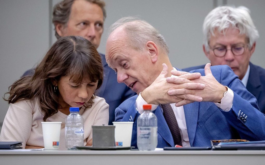 PvdA-senatoren Mei Li Vos (l.) en Ruud Koole tijdens het debat over het handelsverdrag tussen Europa en Canada. beeld ANP, Robin van Lonkhuijsen