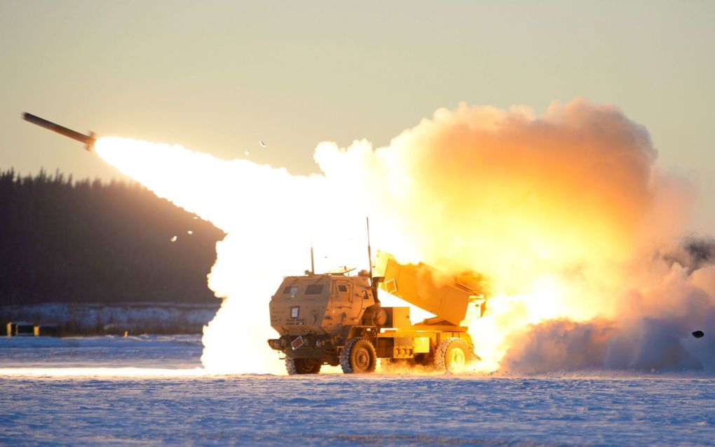 Oekraïne neemt Russische olieopslagplaatsen en commandoposten ver achter de frontlinie onder vuur. Het M142 Himarsraketsysteem raakt een doelwit over 80 kilometer afstand op 3 meter nauwkeurig. beeld Beaux Hebert