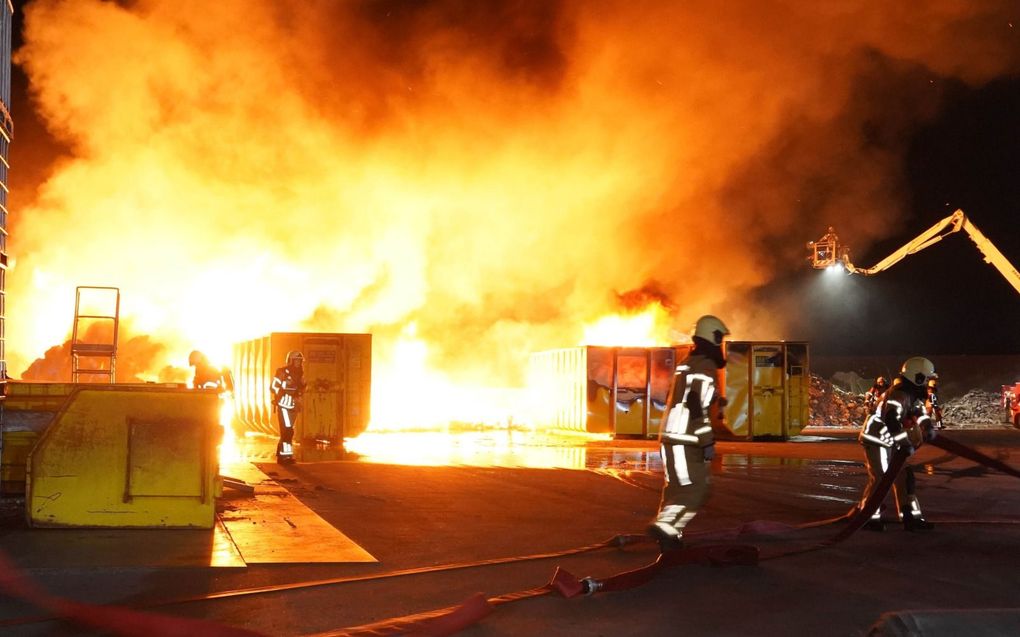 Op een industrieterrein in Genemuiden woedt in de nacht van woensdag op donderdag een grote brand. beeld ANP, Persbureau Meter