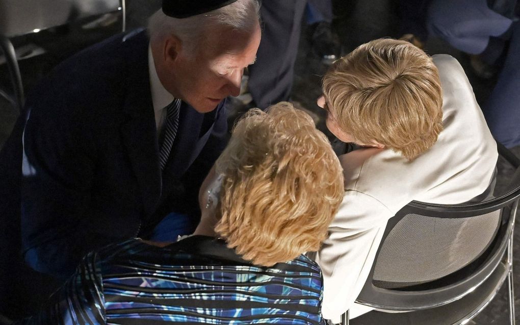 De Amerikaanse president Joe Biden in gesprek met Holocaustoverlevenden Giselle Cycowicz (r.) en Rena Quint. beeld AFP, Debbie Hill