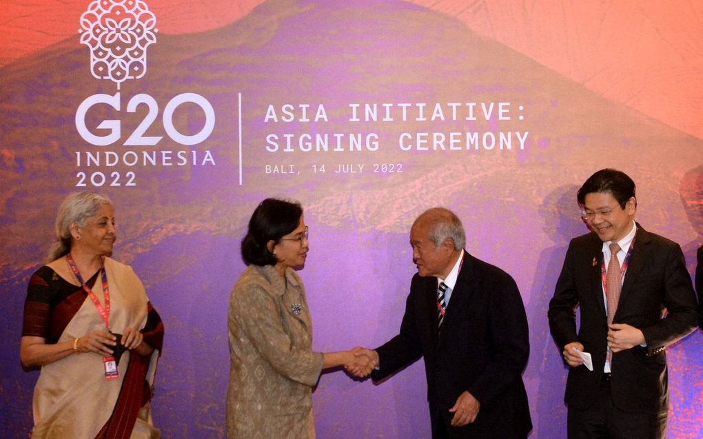 De Indonesische minister van Financiën Sri Mulyani (2e van l.) schudt de hand van de Japanse minister van Financiën Shunichi Suzuki (2e van rechts) donderdag tijdens de G20-top op Bali. beeld AFP, Fikri Yusuf