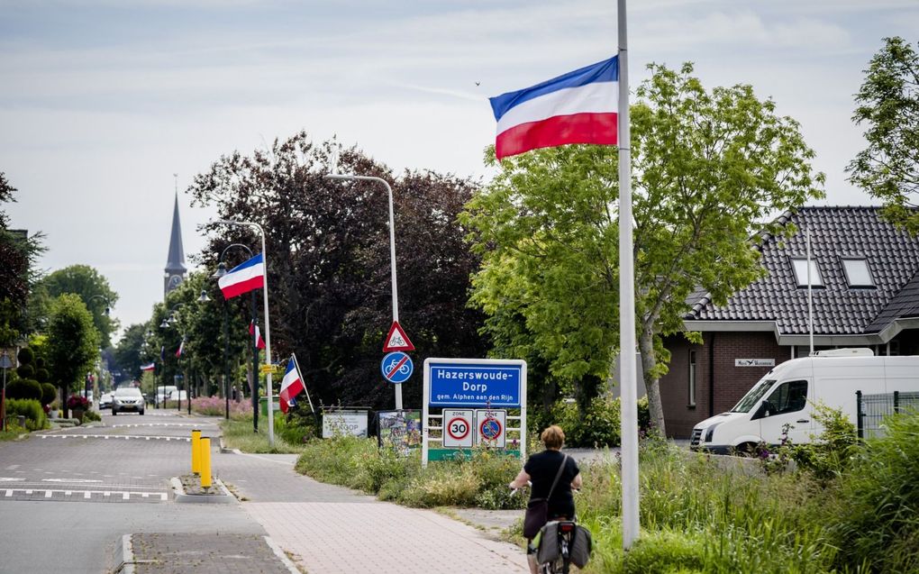 Vlaggen in Hazerswoude-Dorp. Rijkswaterstaat gaat omgekeerde vlaggen bij snelwegen weghalen. Langs lokale wegen zijn gemeenten en provincies verantwoordelijk. beeld ANP, Bart Maat