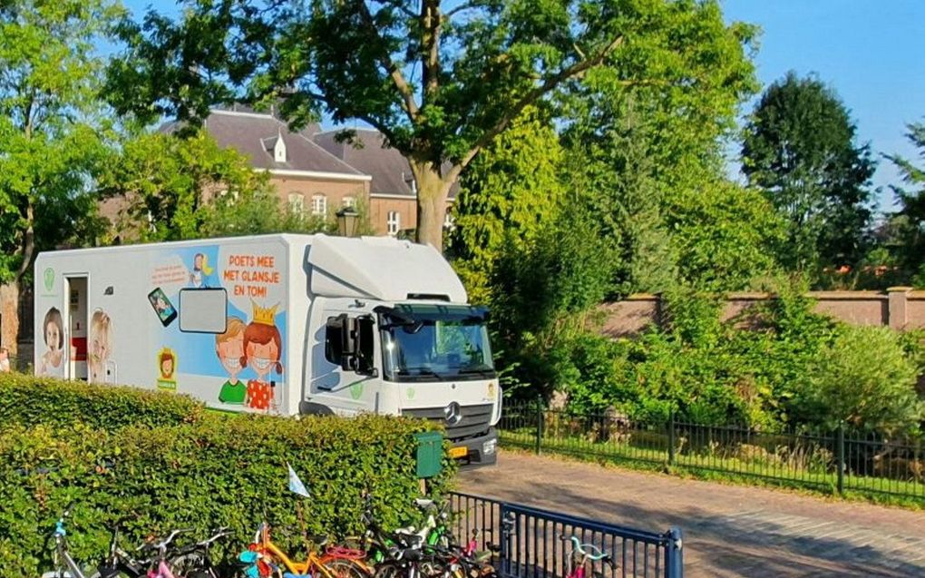 Een dental car van Mondzorg voor kids bij een basisschool. beeld Raoul Trentelman