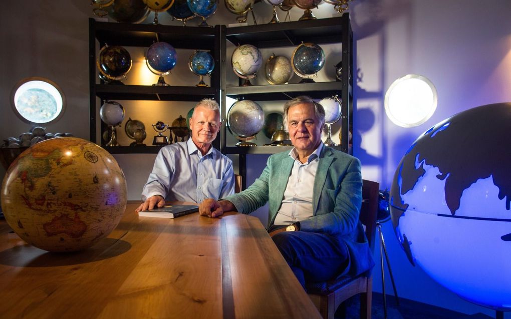 Joep van der Velden (l.) en Loek Winter in het Planetarium in Amsterdam. beeld Eran Oppenheimer