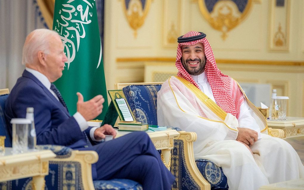 De Amerikaanse president Biden (l.) in gesprek met de  Saudische kroonprins Mohammed bin Salman. beeld AFP/SAUDI ROYAL PALACE, BANDAR ALGALOUD