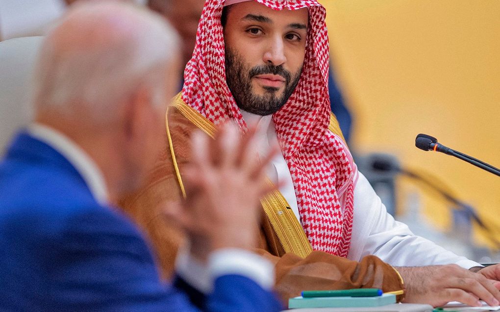 Kroonprins Mohammed bin Salman, die geldt als feitelijke machthebber in Saudi-Arabië, en de Amerikaanse president Joe Biden. beeld AFP / Saudi Royal Palace