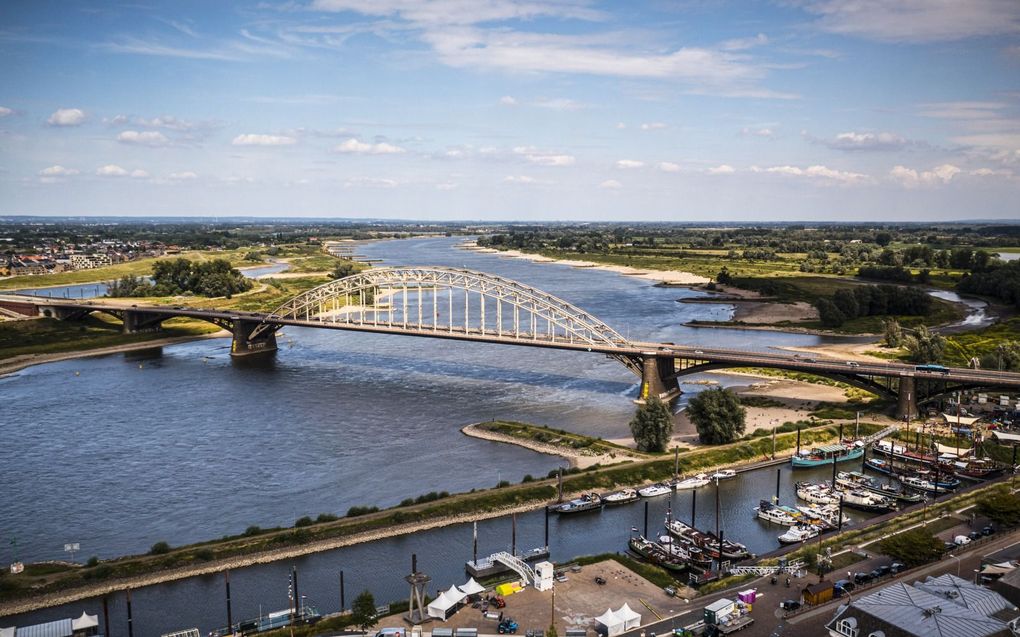 De Waal bij Nijmegen. Door de aanhoudende droogte daalt de waterstand in de grote rivieren en dreigt het scheepvaartverkeer hinder te ondervinden. beeld ANP, Rob Engelaar