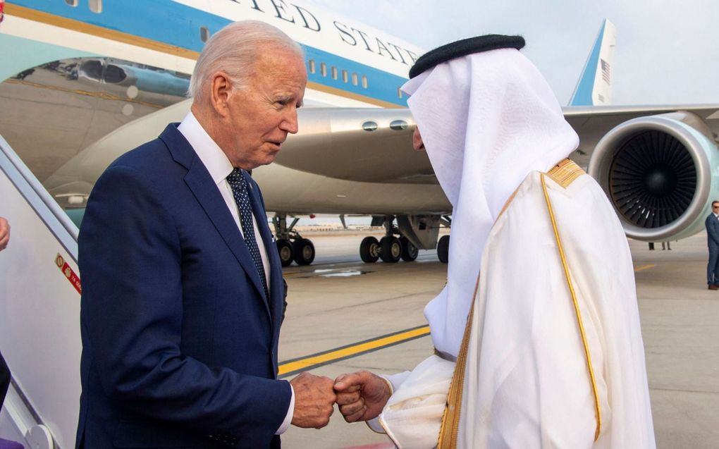 Biden begroet de Saudische kroonprins. beeld AFP, media office governor of Mecca