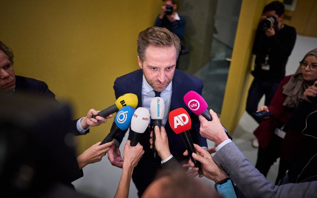 Minister De Jonge in april dit jaar bij het te woord staan van de pers over de 'Sywert-deal' in het Tweede Kamergebouw. beeld ANP, Phil Nijhuis