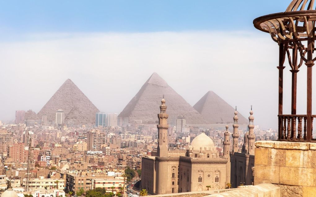 „Voor mijn koptische vrienden vormt de werkelijkheid een sacrament. Heel de dagelijkse werkelijkheid is met God verweven.” Foto: Cairo met de pyramides van Giza op de achtergrond. beeld iStock