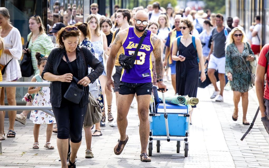 Strandgangers onderweg naar Zandvoort. beeld ANP, RAMON VAN FLYMEN